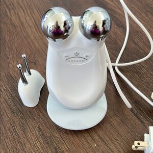 NuFACE Trinity + ELE Attachment | Microcurrent Facial Toning